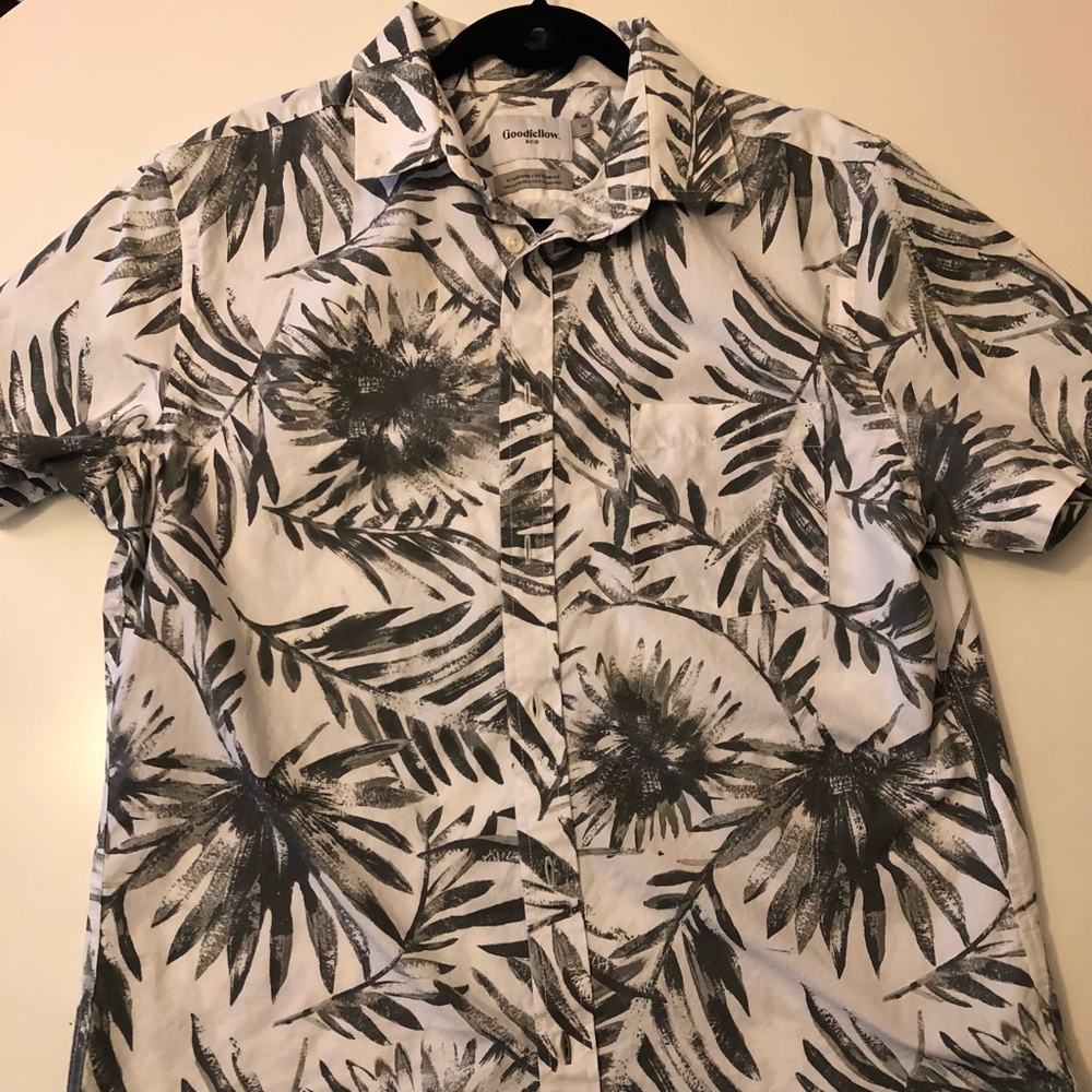 Mens Hawaiian print. Size medium.